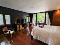 “Tropical Soul in the City: Villa Samaldi’s Secret Garden Retreat”
