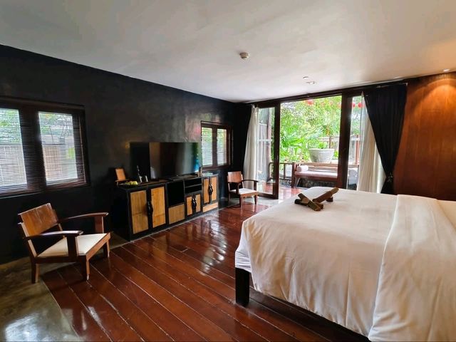 “Tropical Soul in the City: Villa Samaldi’s Secret Garden Retreat”