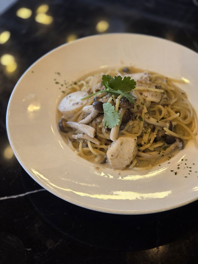  服飾店旁的Cafe