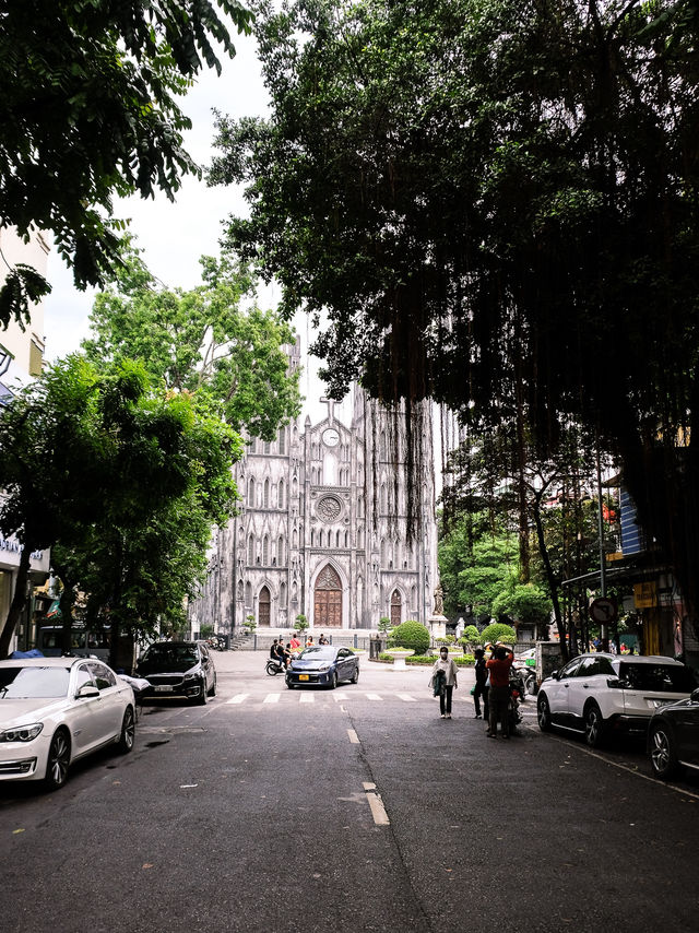 St. Joseph’s Cathedral โบสถ์เก่าแก่เมืองฮานอย