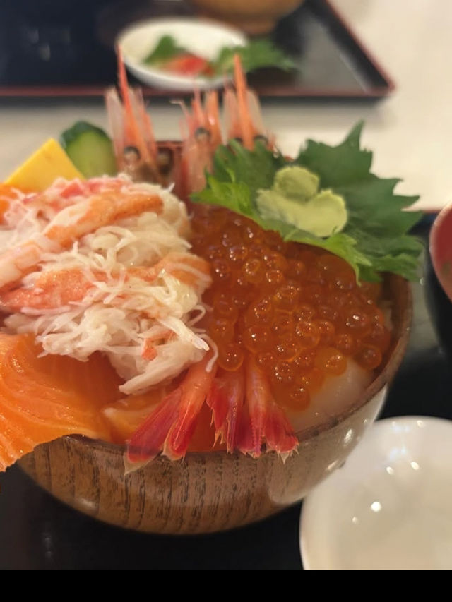 🌆【札幌・すすきの】ネオン煌めく街で味わう、夜のご褒美・海鮮丼体験 