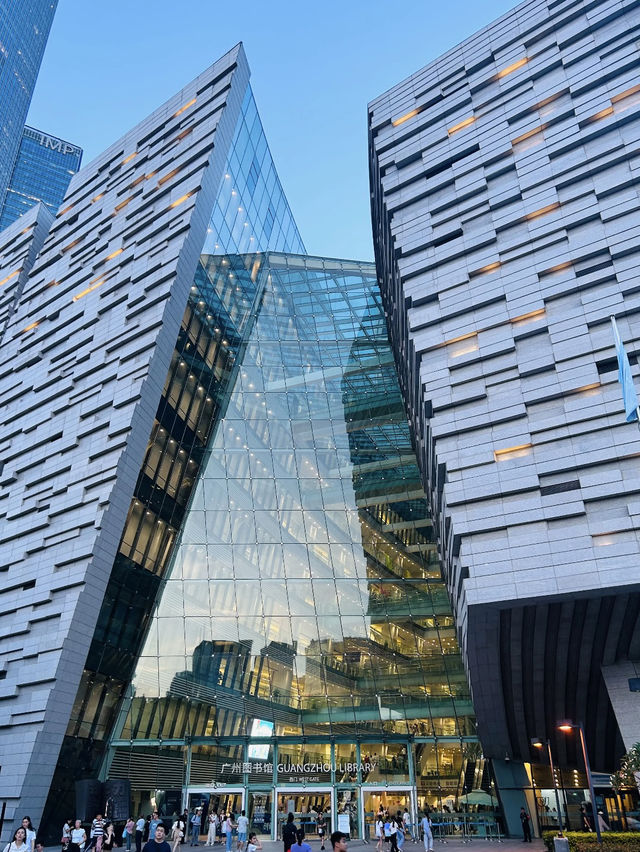 Guangzhou Library – The City’s Grand “Book Mountain”  
