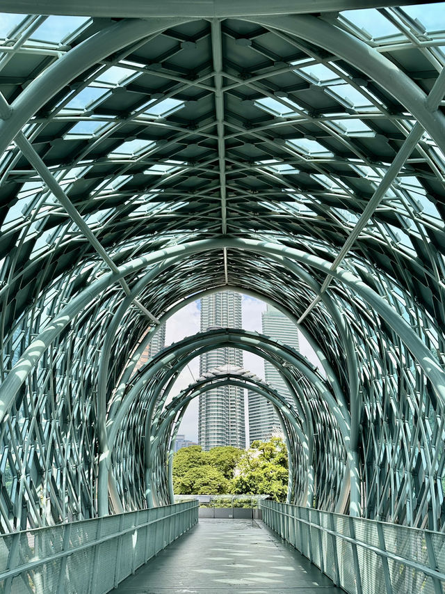 City heat, skyline dreams: Midday moments at Pintasan Saloma