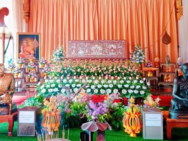 วัดวังหว้า วัดเก่าแก่ประเพณีห่มผ้าพระเจดีย์กลางน้ำ