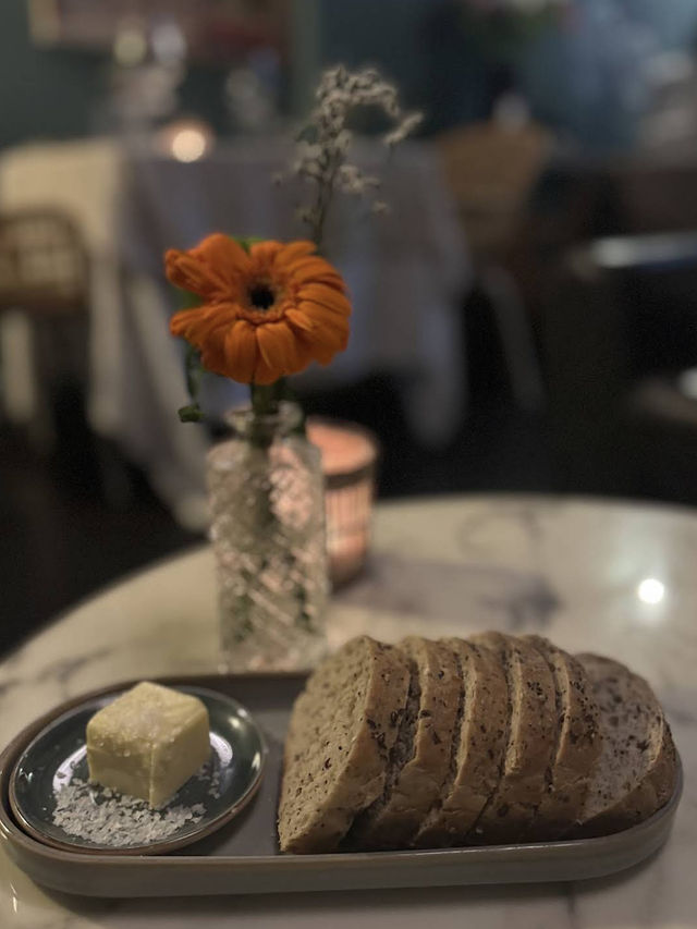 Bubbles & Wines delivers a charming and flavorful escape from the city’s pace.