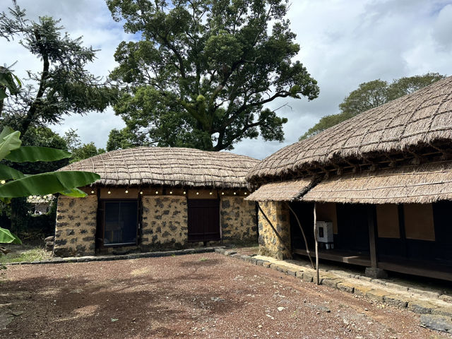 🏡一腳踏進濟州古代生活現場！《城邑民俗村》：這不只是村落，是一座活著的歷史博物館！🌾⛰️
