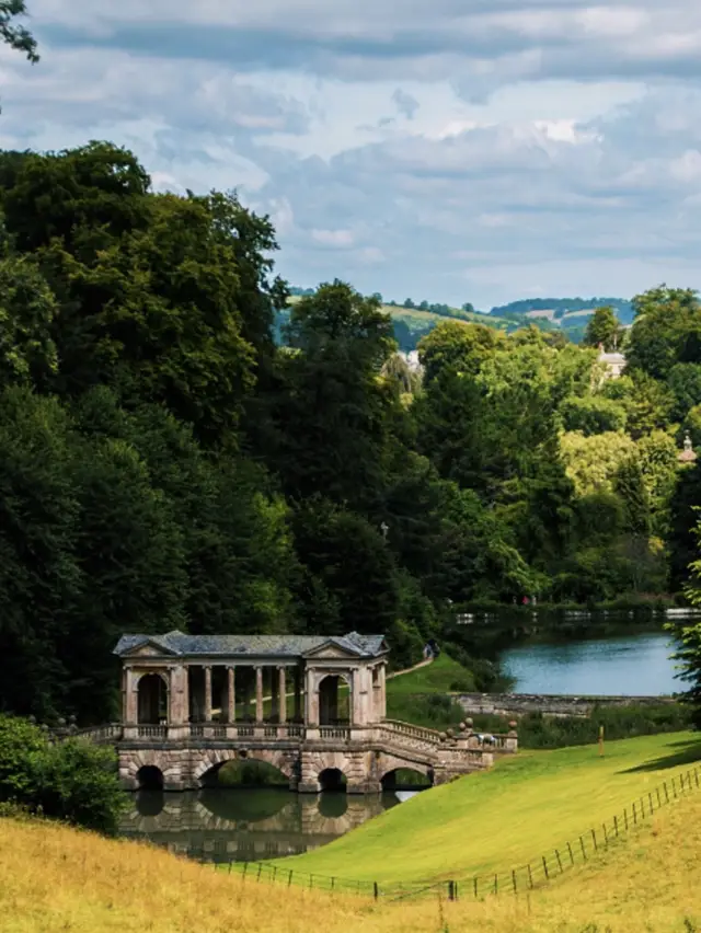 시간을 초월한 꿀빛 꿈｜바스 여행 가이드