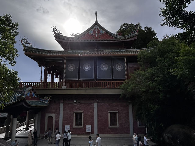 Nanputuo Temple: Where Incense Meets Instagram (And Your Calm Finds You)"** 🏯