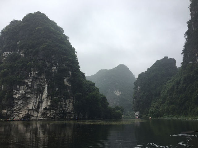 🚣‍♀️✨ Tranquility in Trang An – A Scenic River Rafting Experience in Vietnam