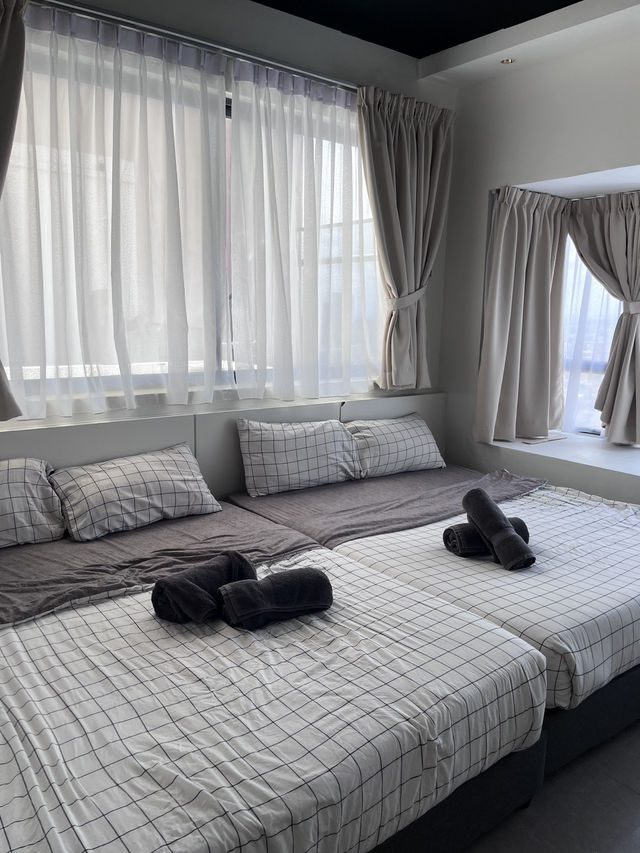Jacuzzi, balcony projector, and city views of Melaka—all for RM270. Living the dream! 🫶🏼