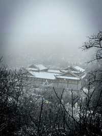 雪落古鎮，靜謐如詩：一場冬日裡的中國風夢境