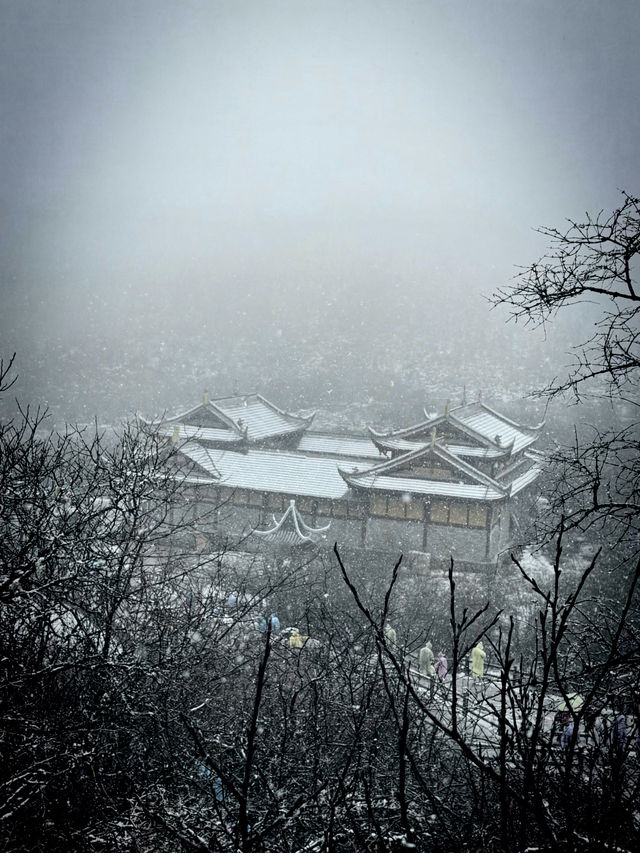 雪落古鎮，靜謐如詩：一場冬日裡的中國風夢境