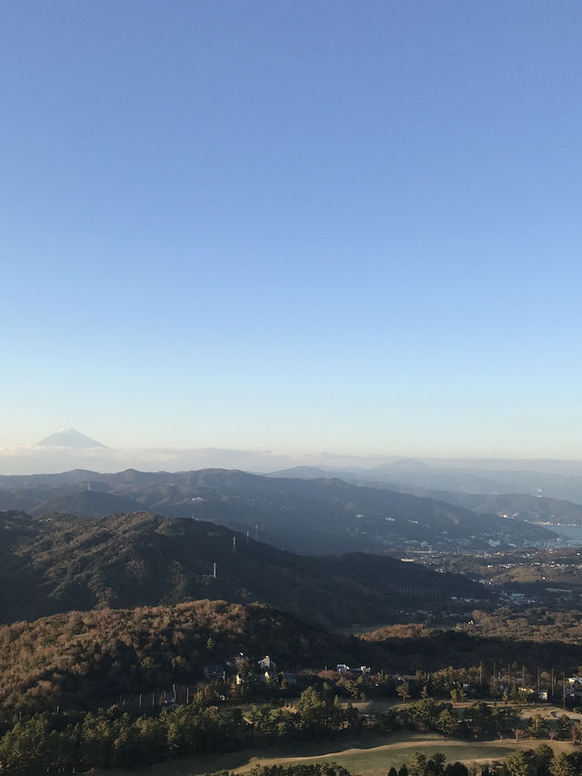 【静岡県　伊東市　富士山を望む大室山リフトとお鉢周り】