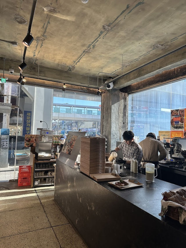 Burnt Seoul, Industrial Chic Meets Pretzel Perfection in Jongno