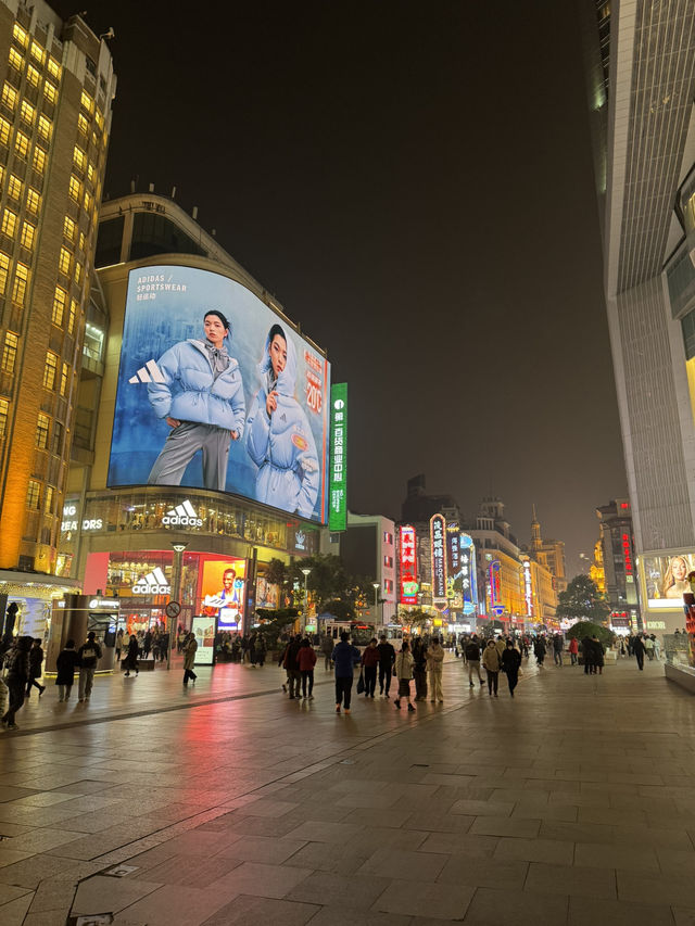  🛍️ Nanjing Road – ถนนสายช้อปสุดปังแห่งเซี่ยงไฮ้