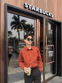 Starbucks Lotte Liễu Giai offers a familiar