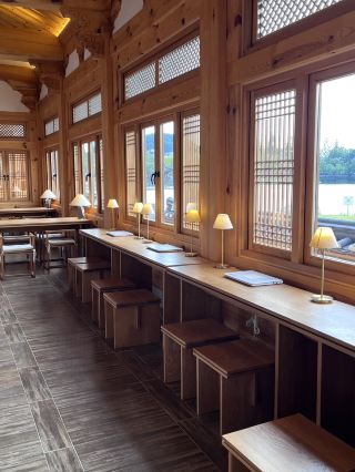 Jeonju Yeonhwajeong Library: A Hanok-Style Indoor Date Spot
