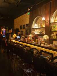 evokes the spirit of the Roaring Twenties