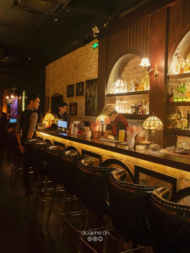 evokes the spirit of the Roaring Twenties