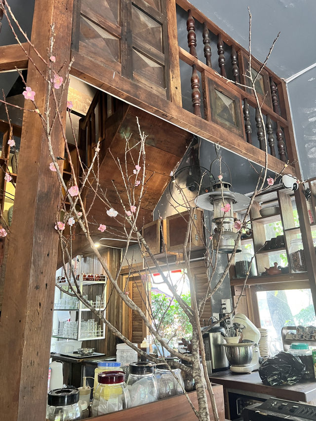 Tiem Caphe Saigon: A Retro Flashback