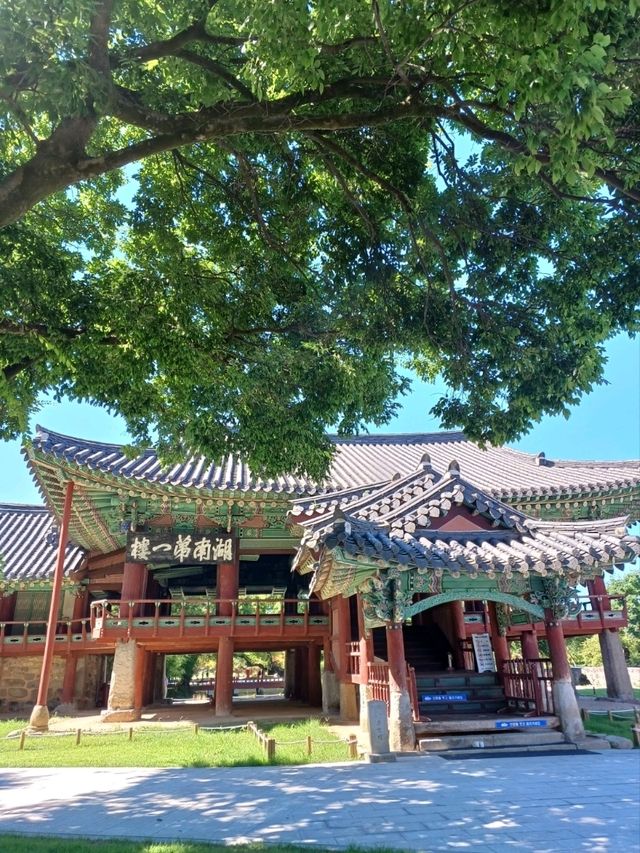 전통 정원 속 여유로운 아침 산책