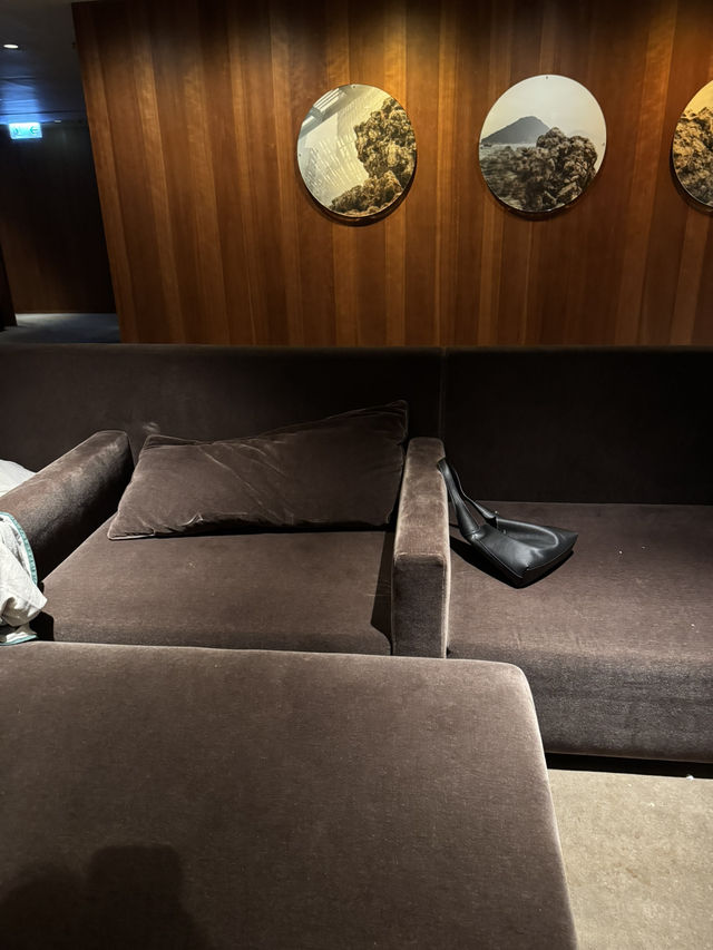 World’s Best Airport Lounge Experience World’s Best Airport Lounge Experience