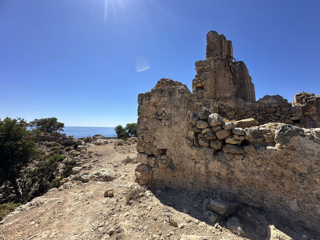 Stunning viewpoint and ancient castle in Loutro