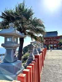 絶壁に位置する神社 本殿は洞窟の中に・・