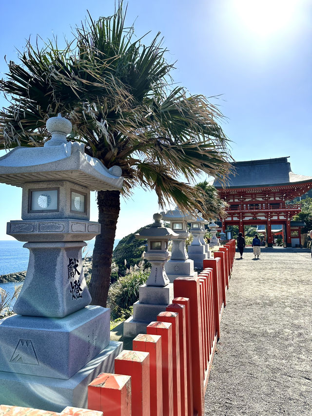 絶壁に位置する神社 本殿は洞窟の中に・・