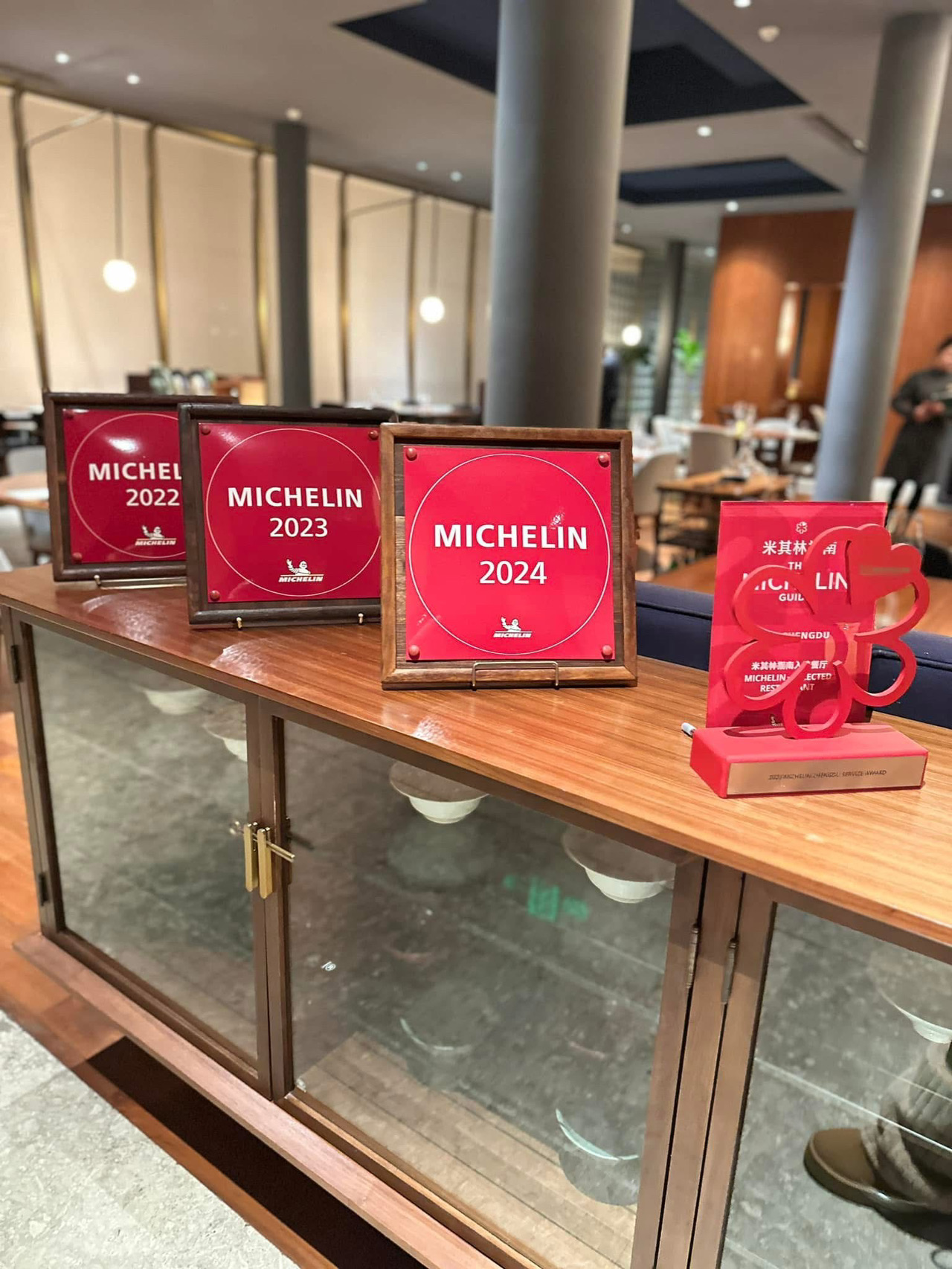 🔴If you have the chance to visit Chengdu, China, don't forget to check in at the important spot, Anchun Bridge. At night, it's a highlight for taking beautiful photos. And if you're in that area, don't forget to experience the famous restaurant here, which has received the Michelin star for several years in a row. The atmosphere is good, the staff are attentive, and every dish you order is delicious. #michelin #michelinstar #michelinguide #michelinbibgourmand