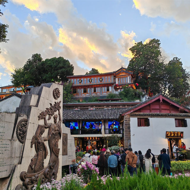 Strolling Through the Enchanting Lijiang Old Town 