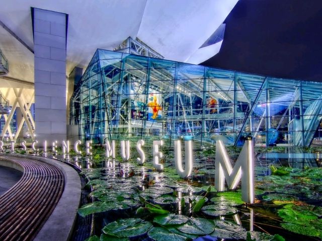 Singapore's Must-See: Dive into Digital Magic at ArtScience Museum! 🖼️💡