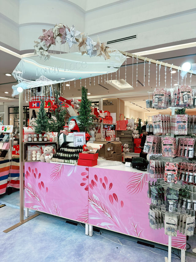 🎄 Festive Finds at One Utama Old Wing: Your Christmas Gift & Photo Spot! 🎄 Festive Finds at One Utama Old Wing: Your Christmas Gift & Photo Spot!