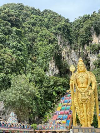 🇲🇾【Batu Caves, Malaysia】Awe-inspiring golden colossus, vertical limestone caves and colorful staircases - My pilgrimage trip