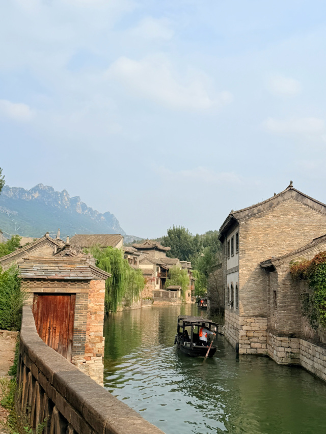 Saya selalu berpikir bahwa Beijing identik dengan kemegahan dan keseriusan, hingga saya melangkah ke Gubei Water Town. Di sini, tidak ada kebisingan kota, hanya suara waktu yang melambat. Jika Anda merindukan kehidupan yang "santai", Anda harus menambahkan tempat ini ke daftar perjalanan Anda.

Di sini, saya menemukan cara ideal untuk berwisata:

• 🛶 Mimpi Jiangnan di atas perahu: Duduk di haluan, menyaksikan air yang berkilauan memantulkan genteng abu-abu dan bata biru di kedua tepi. Meskipun berada di utara, rasanya seperti terjatuh ke dalam kabut lembut Jiangnan.

• 🚠 Pemandangan spektakuler dari kereta gantung panorama: Naik kereta gantung perlahan naik, pemandangan langsung bergeser dari kota kuno yang indah ke pegunungan yang megah. Melihat Tembok Besar Simatai yang berliku seperti naga raksasa di punggung bukit benar-benar memberikan kejutan yang tak terlukiskan!

• 🐱 Momen kecil kebahagiaan yang tertangkap: Kejutan terbesar adalah bertemu kucing-kucing di Tembok Besar Simatai. Mereka berjemur dengan santai di bangku, tidur nyenyak, seolah mengingatkan kita: hidup seharusnya sesantai dan sebebas ini.

💡 Tips perjalanan pribadi dari Enfi:
1. Tinggallah hingga malam: Waktu terindah di Gubei Water Town adalah senja. Ketika lampu menyala satu per satu, seluruh kota air berubah menjadi kota kuno yang bercahaya, dan romansa ini benar-benar layak untuk menginap semalam.
2. Rasakan Tembok Besar di malam hari: Berjalan di tembok dengan lentera, melihat lampu di bawah, pada saat itu, Anda benar-benar merasa hidup ini layak dijalani.

📍 Lokasi check-in: Gubei Water Town / Tembok Besar Simatai