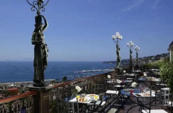 那不勒斯帕克大飯店：永恆的奢華與海灣美景