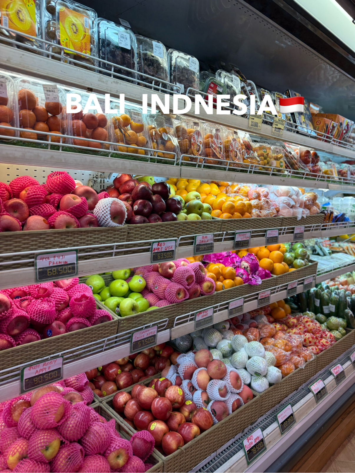 Indonesia Pulau Bali 🇮🇩

Menjalani kehidupan multi-basis antara Okinawa ⇆ Pulau Bali (ditambah beberapa tempat lainnya) 🌐

Sebuah supermarket lokal di Uluwatu!

Mereka memiliki bahan makanan, oleh-oleh, dan kebutuhan sehari-hari dalam satu tempat!

Ada juga pojok deli di mana beberapa item diskon 50% setelah jam 8 malam 🥗🌯🥪

Harga umumnya lebih murah dibandingkan dengan Pepito Market dan COCO Market 😊

Parkir tersedia 🅿️

📍Nirmala Supermarket Ungasan

Jl. Raya Uluwatu, Ungasan, Kec. Kuta Sel., Kabupaten Badung, Bali 80361