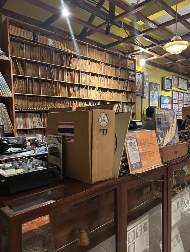 バンコク女一人旅】アフリカからアジアまで！全世界の懐かしい音楽が
