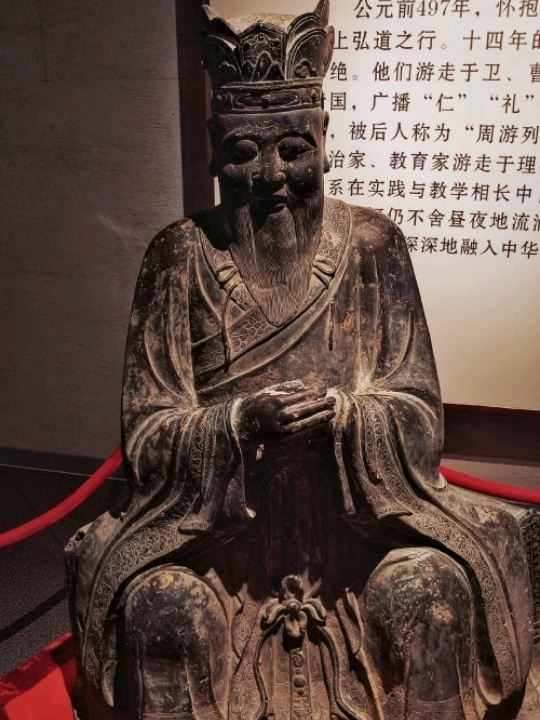 存在感抜群の古銅金彩孔子もしくは文官坐像 新蔡文廟 | 中国現存最古の孔子銅像の所在地。 | Trip.com 新蔡