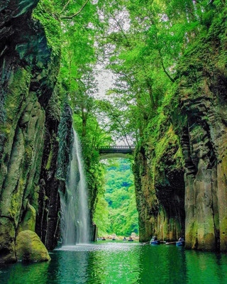 🌿💙 TAKACHIHO GORGE – ONE OF JAPAN’S MOST MAGICAL NATURAL WONDERS