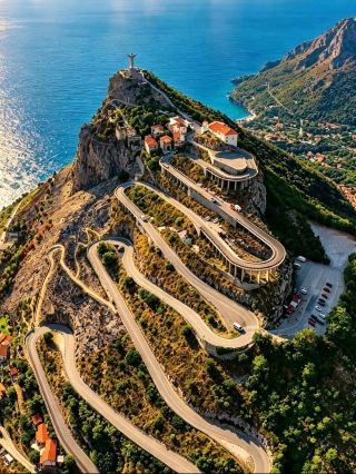 🇮🇹 Маратеа, Италия

Маратеа — это красивый город на холме на Тирренском побережье Италии, в регионе Базиликата. Его часто называют «Жемчужиной Тирренского моря» из-за его впечатляющих гор, бирюзовой воды, укромных пляжей и очаровательных улочек старого города.

🌊 Что делает Маратеа особенной?

· 🗿 Статуя Христа-Искупителя (Cristo Redentore) — огромная белая статуя, возвышающаяся над побережьем с горы Сан-Биаджо. Панорамные виды отсюда просто захватывающие.

· 🏘️ Исторический старый город — узкие каменные улочки, небольшие площади, кафе и традиционная итальянская архитектура.

· ⛪ 44 церкви — Маратеа славится своими многочисленными историческими церквями и часовнями, разбросанными по холмам.

· 🏖️ Прекрасные пляжи и бухты – Кала-Джаннита, Спиаджа-Нера, Макарро и Фиумичелло входят в число известных прибрежных мест.

· ⛰️ Пейзажи, где горы встречаются с морем – крутые зеленые холмы резко спускаются к Средиземному морю, создавая невероятные виды.

· 🌅 Закаты – возвышенные смотровые площадки вокруг Маратеи особенно красивы на закате.

📍 Лучшее время для посещения

Май-июнь и сентябрь – отличное время для приятной погоды и меньшего количества туристов. Июль-август идеально подходит для любителей пляжного отдыха, но в это время большелюдно и, как правило, дороже.

🚗 Передвижение

Маратея довольно холмистая, поэтому автомобиль будет удобен, особенно если вы хотите исследовать ее пляжи и смотровые площадки. В городе также есть железнодорожная станция на Тирренском побережье.

Маратея идеально подходит, если вы хотите более спокойного отдыха на итальянском побережье с живописными пейзажами, историческими деревнями, пляжами и захватывающими видами на Средиземное море.