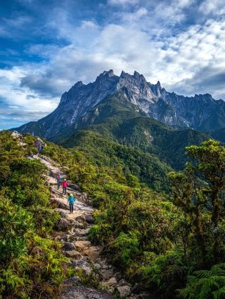 Mount Kinabalu, located in Sabah, Malaysia, is known as the highest peak in Borneo, with an altitude of 4,095.2 meters. Both self-service backpacking and group climbing are very popular here, and the scenery is super shocking. You can feel the mysterious atmosphere of the tropical rainforest along the way.

Mount Kinabalu Climbing Route Guide
It is recommended to arrive at the entrance of Kinabalu National Park before 7am to start climbing, which requires 2 days and 1 night to be reserved for the whole journey: the first day to climb to the middle of the mountain (Pandarabi Mountain House), the next morning to set off for the summit. Along the way through dense forests, clouds and mist, small animals and rare plants may be seen, and there are mountain house resting spots on the way up to replenish energy.

Must-play items
1. Climb Kinabalu: Challenge yourself and enjoy the moment of climbing to the top, the sunrise at the top of the mountain is super spectacular!
2. Cloudy Forest Observation: With a variety of tropical plants and birds along the route, it is a paradise for wildlife lovers.
3. Climbing experience: The plateau area has natural climbing platforms for outdoor sports fans.

Recommended photo spots
1. Low’s Peak signboard at the top of Kinabalu: Must-take commemorative photos of the summit!
2. Early morning sea of ​​clouds: When you reach the top of the mountain, remember to capture the sunrise and sea of ​​clouds with your camera.
3. National Park Entrance: The tropical rainforest view below the mountain is very different from the summit, suitable for contrasting photography.

Playing Tips
· It is best to book a climbing spot in advance (limited space) and choose a national park-accredited guide.
· Must be fully equipped with rain jacket, hiking shoes, charger, hat and gloves.
· Very cold at night, remember to bring warm clothes and have a good rest the night before going to the summit.
· Pay more attention to safety during the climbing process, pay attention to physical distribution, and rest at the right time.
· Bring your own small amount of snacks and water, and the mountain house also offers simple meals.
· Open year-round, 07:00 - 17:00 entry, recommended to avoid the rainy season (October-March) for a better climbing experience.

Precautions
· The height changes greatly throughout, friends with altitude sickness should be especially careful.
· The climbing section can be wet and slippery at times, be careful under your feet.
· Admission to the scenic spot will be more convenient to book tickets and guide using trip.com.

Closing topic
This time I really experienced the magnificence of the sacred mountains of Borneo and think climbing Mount Kinabalu is one of the must-do lists for traveling in Malaysia. Do any of your friends have successfully climbed to the top? Or have other special attractions in Sabah to recommend? Let's share your Borneo expedition stories!

#Kinabalu #Borneo Exploration #Sabah Trip #WorldHeritage #Climbing Activities
