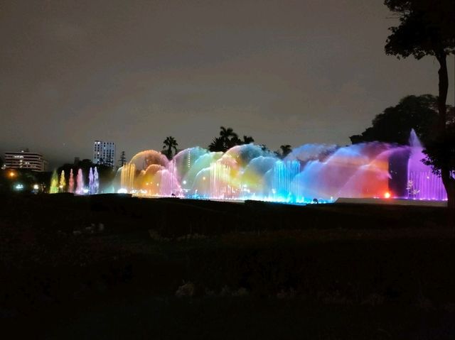  Beautiful park woven with water and light 