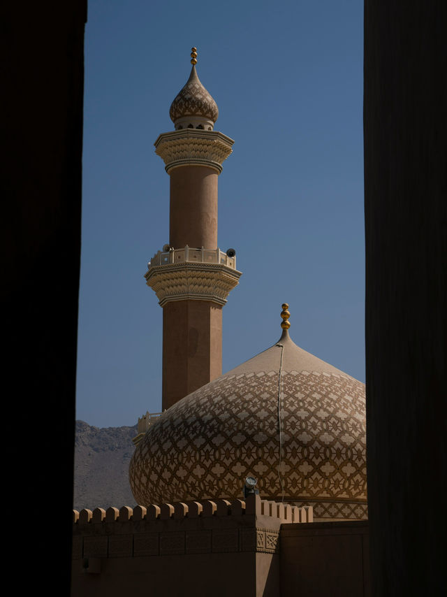 The Grand Beauty of Sultan Qaboos Mosque 🕌