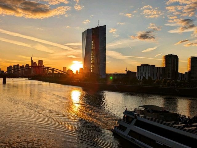Frankfurt Skylines and Sunsets 🇩🇪