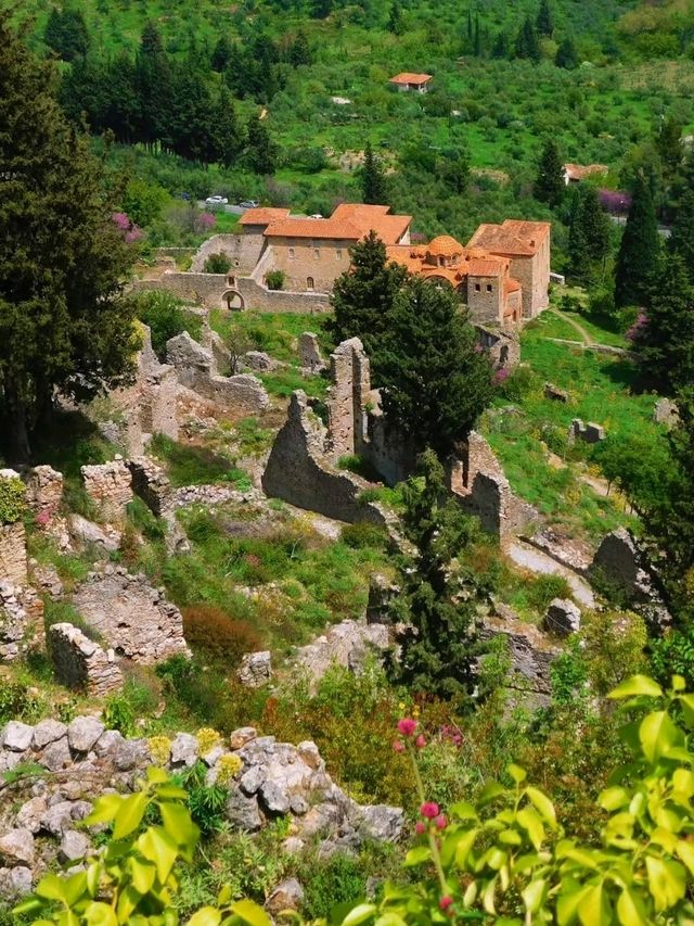 🏰 Mystras – The Byzantine Ghost City of the Peloponnese