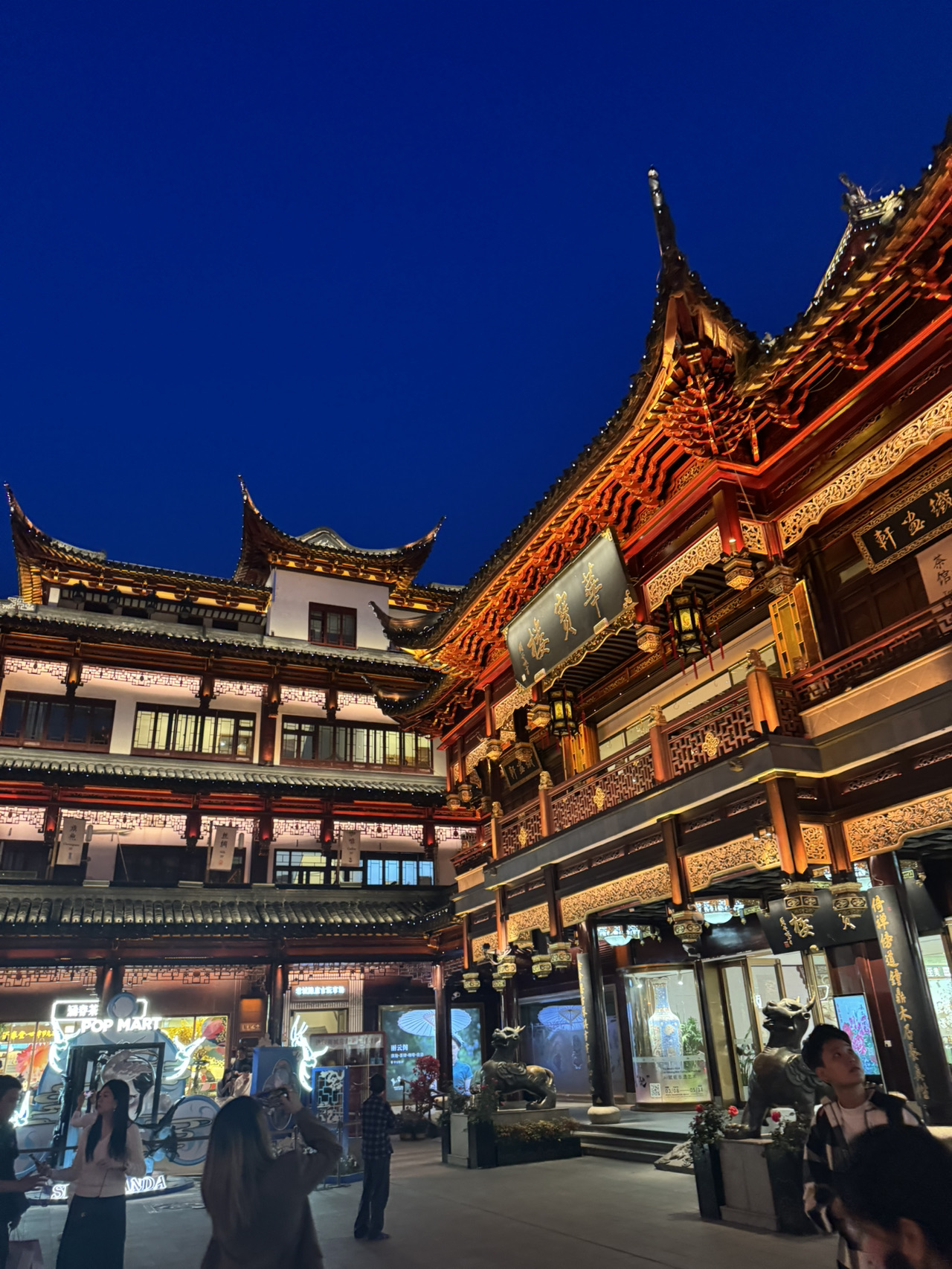 ✈️ 機票
•	烏魯木齊 – 上海：115 美元
•	上海 – 北京：58 美元

🏨 飯店

我們在上海的米果智慧精選飯店 (Meego Smart Select Hotel) 住了 3 晚，總共花費 121 美元。因為我是和朋友一起旅行，所以我分攤了 60.5 美元。

🍜 美食

我們大部分時間都在路上隨意走進溫馨的在地小餐館用餐。平均來說，兩人一餐大約花費 10 美元。順帶一提，我們沒有去任何時髦或 IG 網紅打卡景點，而是享受簡單道地的美食，讓我們真正品嚐到這座城市的風味。

📍第一天：探索上海市中心

我們的一天從住宿附近的新疆風味餐廳早餐開始。我點了一碗牛肉麵，人民幣 25 元——份量很足，味道好極了。

接著我們搭地鐵去探索這座城市。

🛕 第一站：靜安寺

- 門票：人民幣 50 元

寺廟宏偉壯觀，令人嘆為觀止，裡面有金色的佛像和寧靜的庭院。我們還體驗了當地的祈福儀式——向神龕投擲硬幣祈求好運，玩得不亦樂乎——並確保參觀了裡面的每一尊佛像。

🌸 第二站：豫園（地鐵 14 號線 – 人民幣 3 元）

我們在園林裡漫步，欣賞中國傳統建築、迷人的橋樑和景觀優美的步道。在附近，我花了人民幣 15 元買了一個熱騰騰的牛肉包，非常好吃。

傍晚時分，我們步行到外灘——這條指標性的濱江大道——在那裡我們以城市天際線為背景，拍了一些漂亮的照片。

🍽️ 景觀晚餐

我們在一家溫馨的咖啡館享用晚餐，從樓上可以欣賞到外灘的絕佳景色——可惜我沒記下店名，但那景色令人難忘。看著天際線的燈光在河面上閃爍，我們邊享用美食，為這一天畫下了完美的句點。

晚餐後，我們搭地鐵回飯店。一天結束時，我已經筋疲力盡了——但這是我們上海冒險之旅一個美好而充實的開始。

📍第二天：悠閒的早晨與璀璨的城市燈火

我們睡到很晚，因為前一天太累了，所以決定放慢步調。這次，我們搭公車開始我們的旅程。

🦕 第一站：上海自然博物館

可惜我們到的時候門票已經賣完了 😭 我沒想到這裡會這麼受歡迎！

所以我們改為散步到人民公園，沉浸在寧靜的綠意中。我們在星巴克悠閒地吃了午餐，然後繼續步行前往上海最具代表性的街道之一：南京路。

🛍️ 南京路探險

走在南京路上，充滿了色彩、燈光和活力。我忍不住停下來欣賞周遭的一切。我們順道逛了 M&M's 商店、泡泡瑪特，還沿路品嚐了各種美味的街頭小吃。

因為不斷被商店和點心攤吸引，我們竟然花了將近 4 個小時才走到外灘 🤣。

🚢 渡江

在外灘，我們決定搭上海渡輪過江。票價只要人民幣 2 元