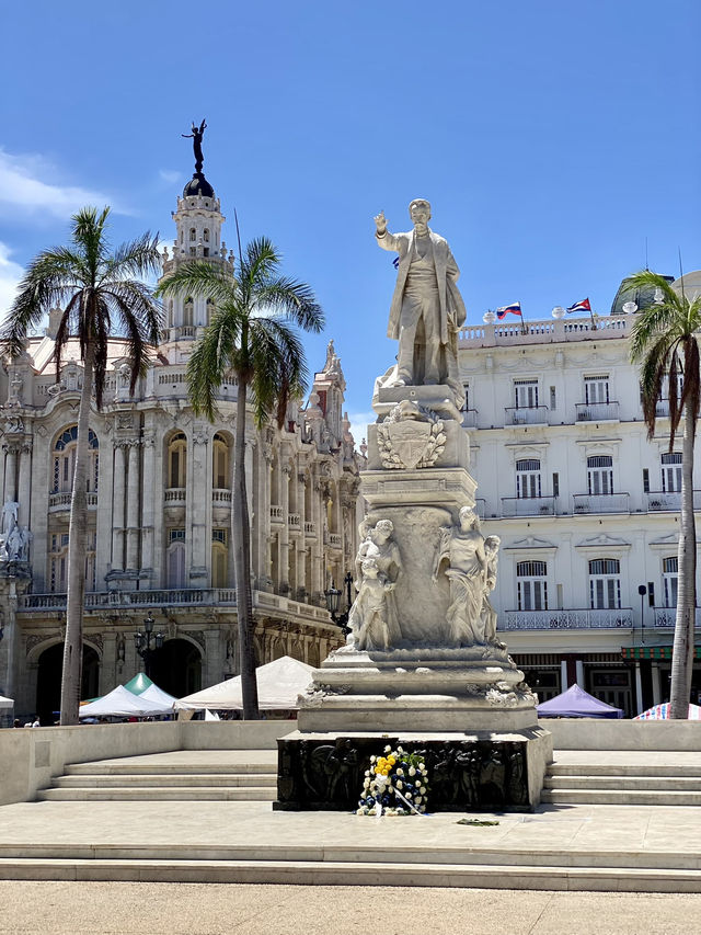 Cuban Rhythms & Colonial Vibes as A Perfect Havana Stroll