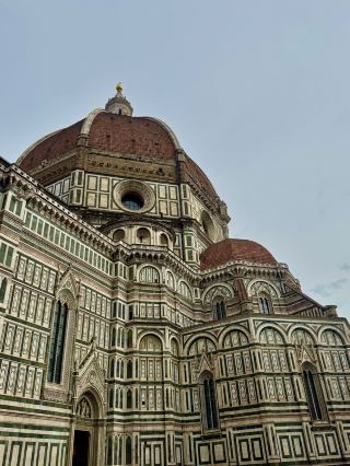 Florence stole my heart with its timeless architecture and maze of enchanting little streets.
To make the most of it: head to  Duomo between 4:00 and 6:00 PM for the best photos without the midday sea of people. Skip the crowded buses, lace up your sturdiest walking shoes, and pack a light raincoat instead of an umbrella to keep your hands free. It’s a city best discovered on foot , travel light and enjoy every step!
