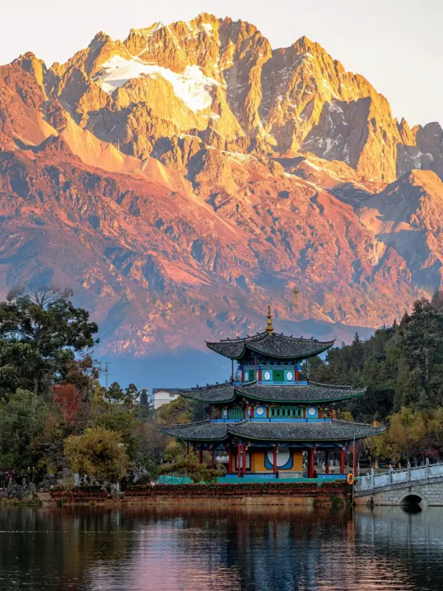A beautiful place to go in the early morning in Lijiang! I've been to Lijiang several times and discovered Black Dragon Pool Park this time